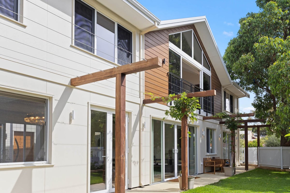 Large glazed windows in a high-performance home, Woodlands